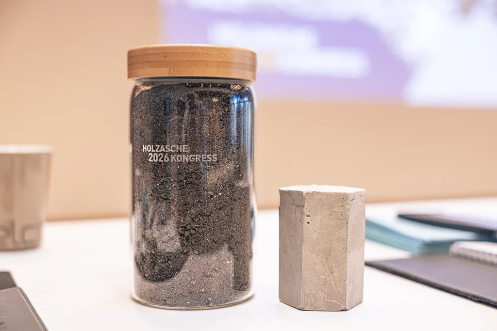 Geschenke für die Referenten des Holzaschekongress 2026: Glas mit Holzasche-Dünger und Zementblock mit eingearbeiteter Asche
