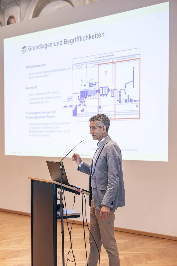 Michael Tobler referiert auf dem Holzaschekongress 2026